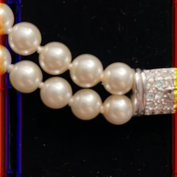 Double strand of faux pearls 17 inches long - Picture 3 of 4